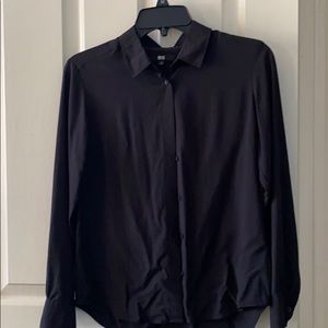 TWO Uniqlo button downs (1 in black, 1 in white)